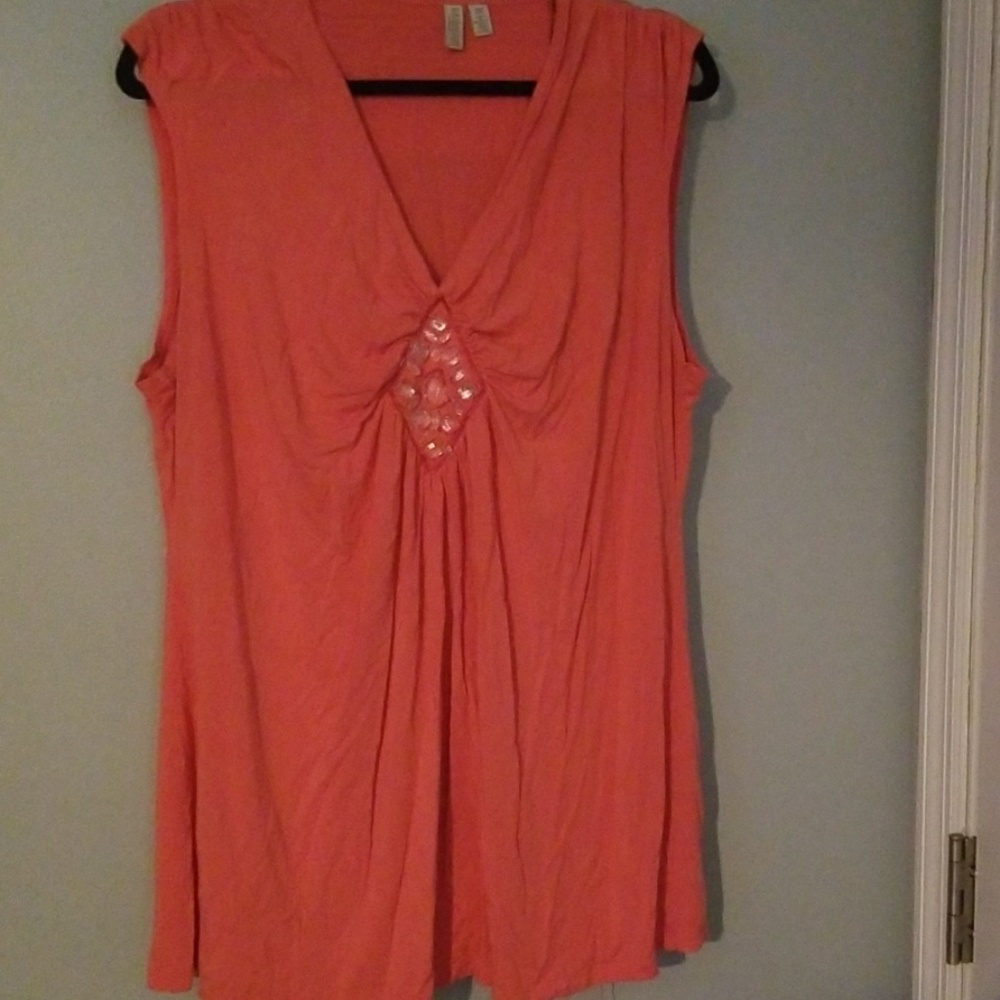 Madison Woman Coral tank with beautiful center bea